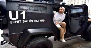 Şehit ailesini polis, üzerinde şehidin ismi yazılı zırhlı araçla ziyaret etti