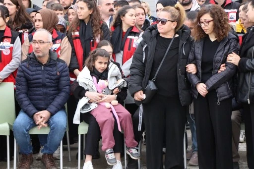 Şehit babasını oyuncağına sarılarak bekledi