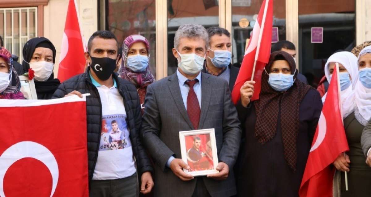 Şehit Kaymakam Safitürk'ün ailesinden evlat nöbetindeki ailelere destek ziyareti