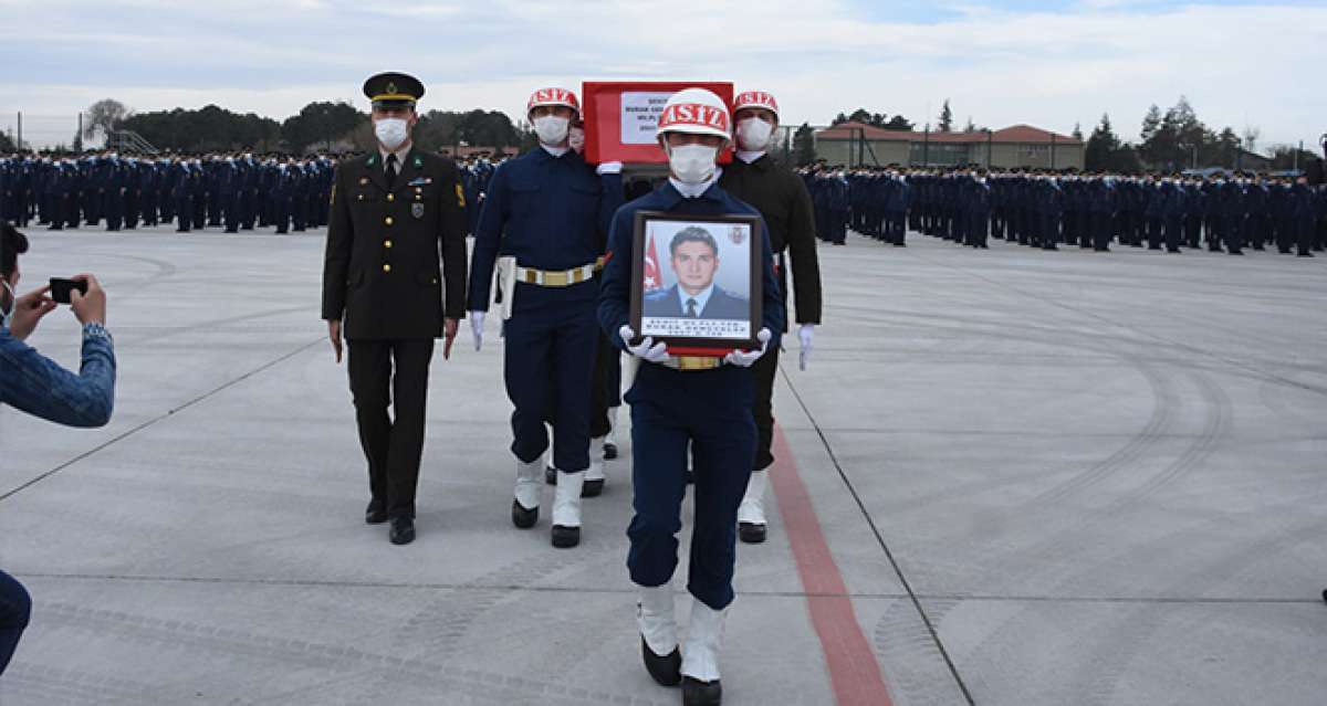 Şehit Türk Yıldızları pilotunun cenazesi memleketine uğurlandı