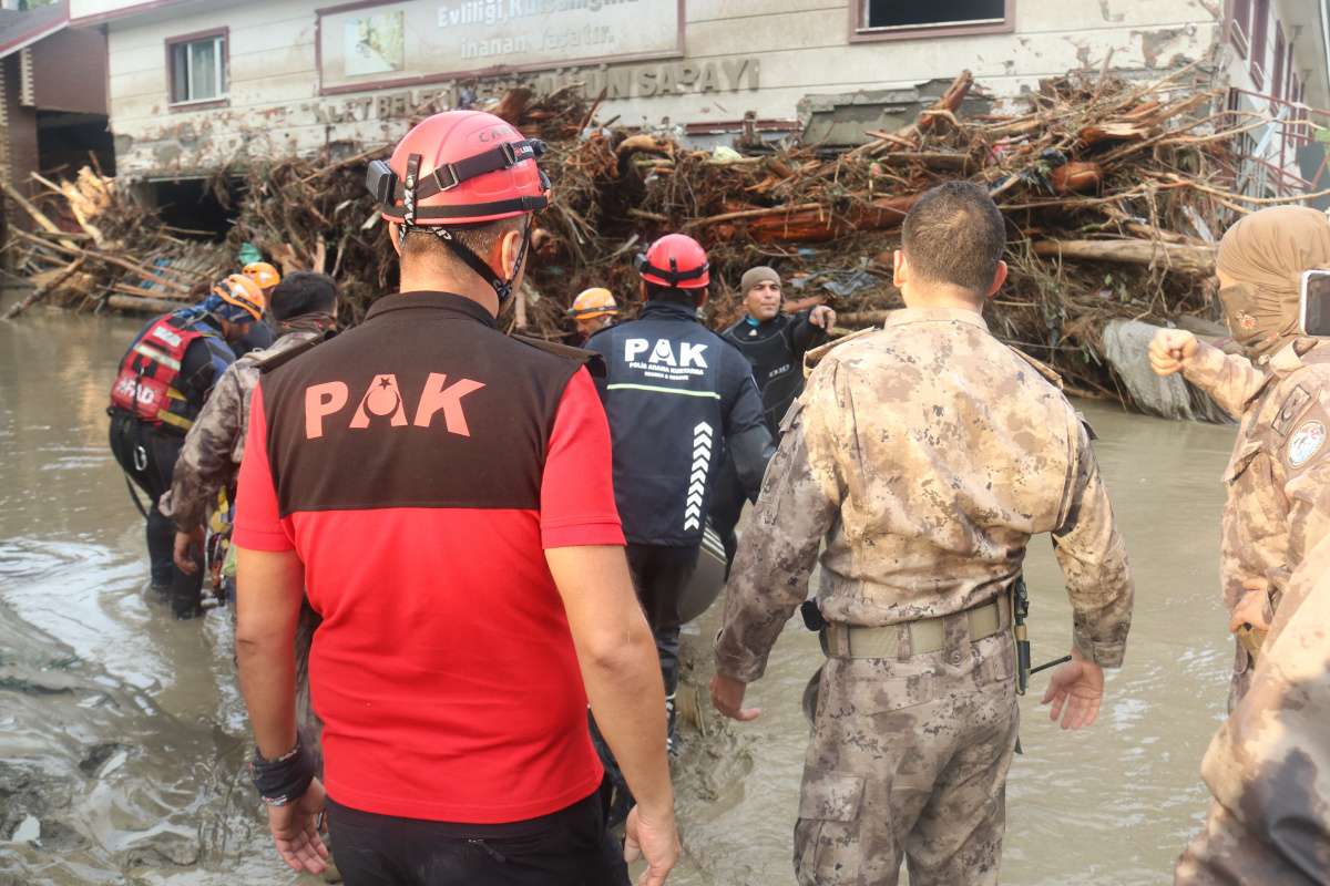 Sel felaketi bölgesinde 300'e yakın vatandaşı kurtaran kahraman tim