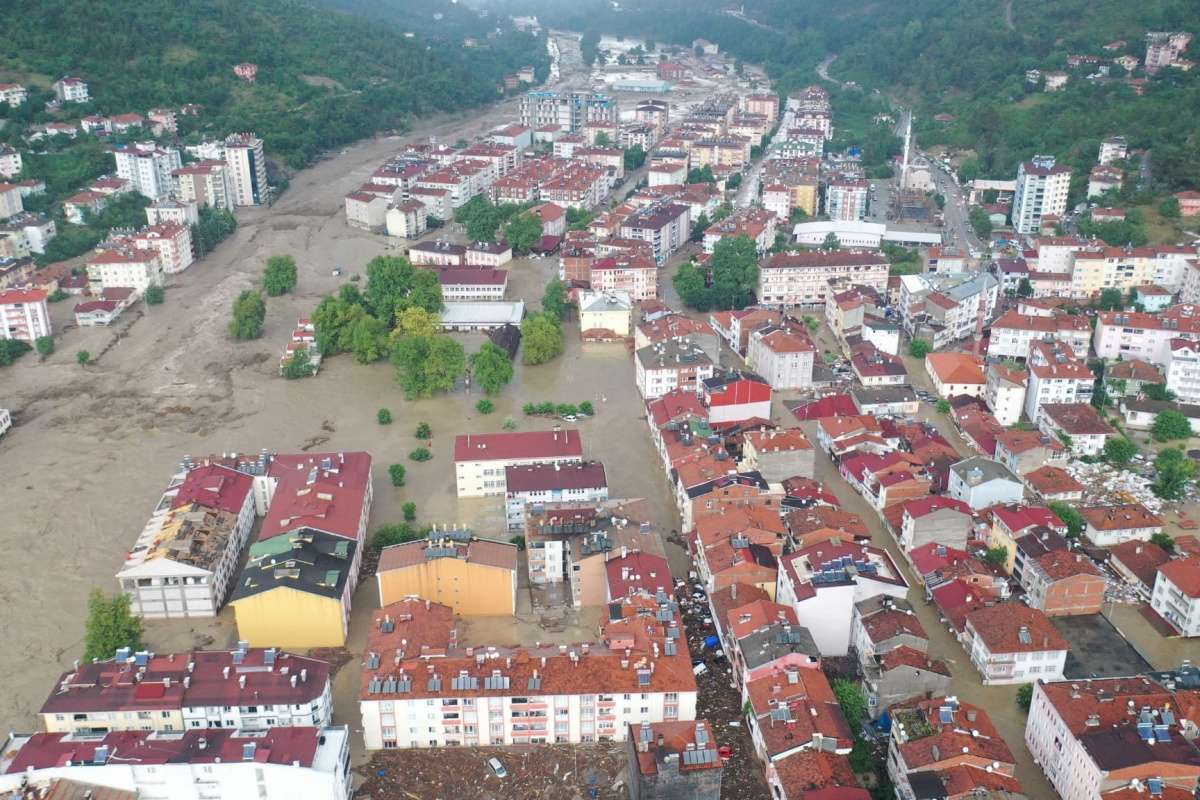 Sel felaketinin vurduğu Bozkurt'ta çatılarda kurtarılmayı bekleyenler var