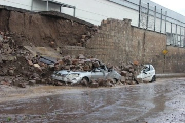 Selde fabrikanın duvarı yıkıldı: 4 araç böyle hurdaya döndü