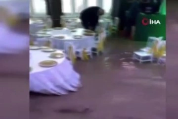 Sele düğünde yakalandılar, masaların üzerine çıkarak kurtuldular