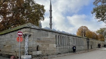 Selimiye Camisi avlusunun köşesindeki 1800 yıllık tapınak sütunu yıllara meydan okuyor