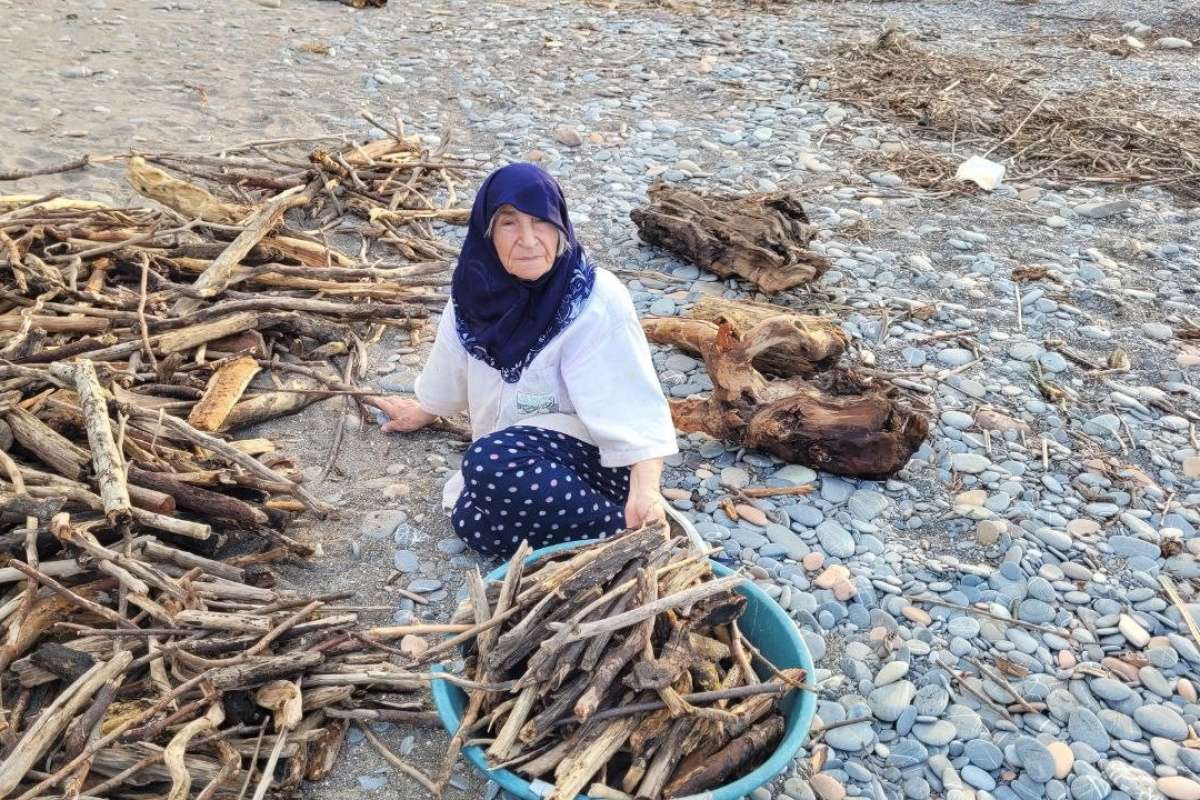 Selin etkili olduğu Kastamonu'da sahile vuran odunları vatandaşlar topluyor