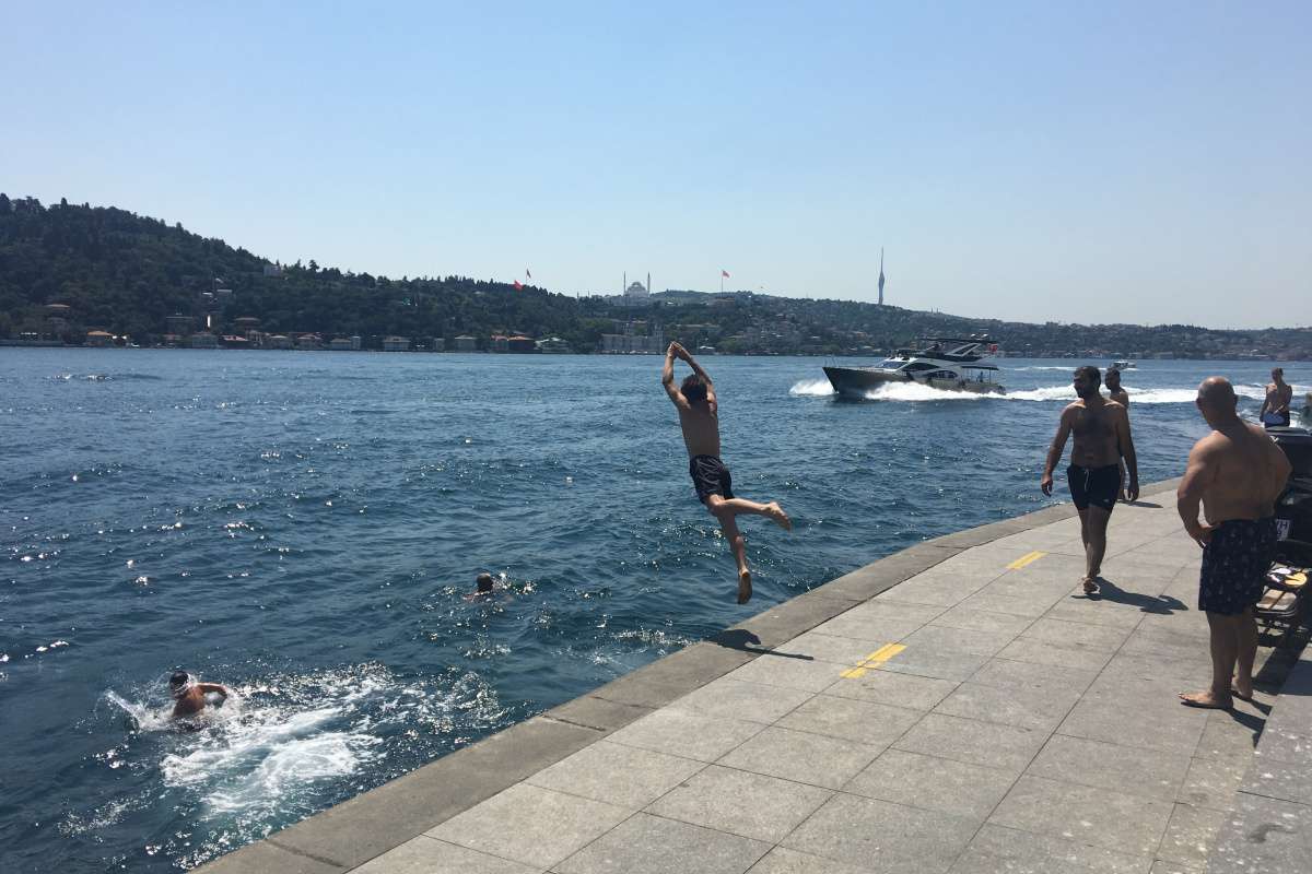 Serinlemek isteyenler İstanbul Boğazı'nda denize girdi