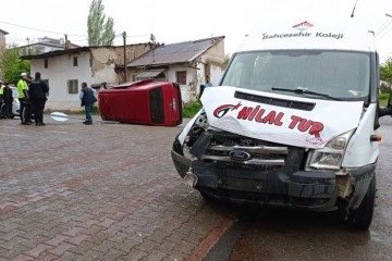 Servis aracı minibüse çarptı: 5 yaralı
