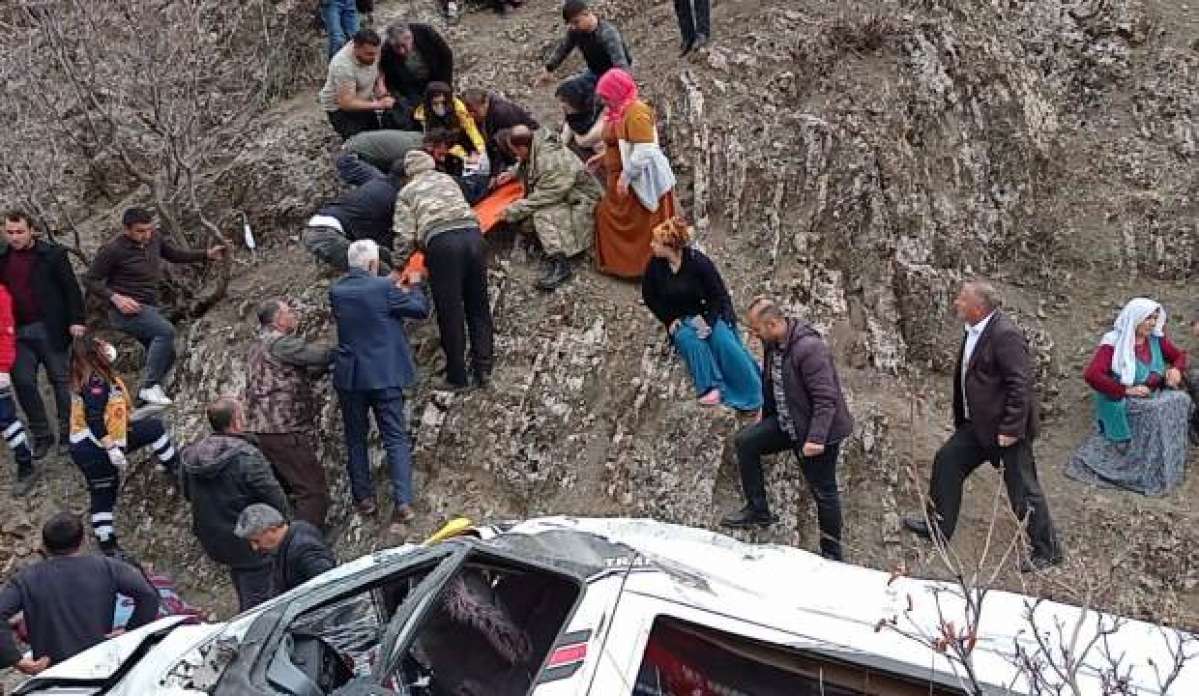 Servis minibüsü 300 metrelik uçuruma devrildi! 2 ölü, 27 yaralı