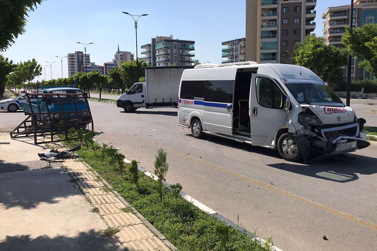 Servis otobüsü kamyonetle çarpıştı: 5 yaralı