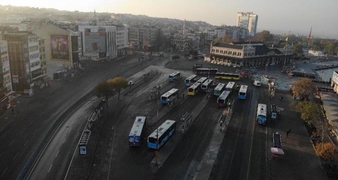 Sessizliğe bürünen Kadıköy ve Üsküdar Meydanı havadan görüntülendi