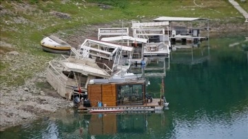 Seyhan Baraj Gölü'ndeki kaçak yapıların kıyıya çekilmesi işlemi tamamlandı