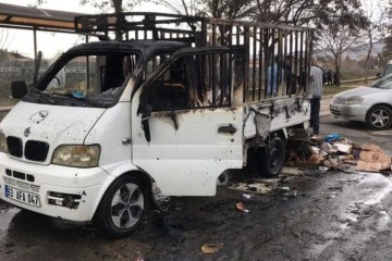 Seyir halinde alev alan pikap k&uuml;le d&ouml;nd&uuml;, 14 yaşındaki &ccedil;ocuk yaralandı