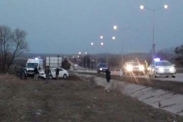 Seyir halindeki tıra &ccedil;arpan otomobil yan yola savruldu: 1'i &ccedil;ocuk 3 yaralı