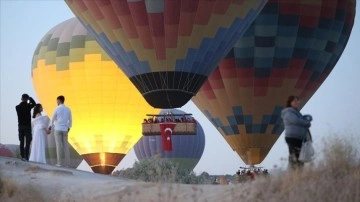 Sıcak hava balonları Kapadokya semalarında Türk bayraklarıyla süzüldü