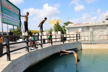 Sıcaklar arttı tehlike başladı, çocuklar sulama kanalında yüzüp kaldırımda güneşlendi
