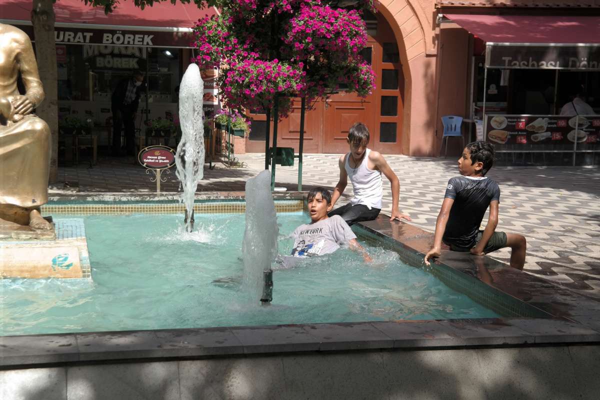 Sıcaktan bunalan çocukların tehlikeli süs havuzu keyfi