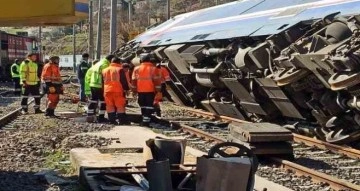 Şiddetli deprem tren vagonlarını devirdi, rayları tahrip etti