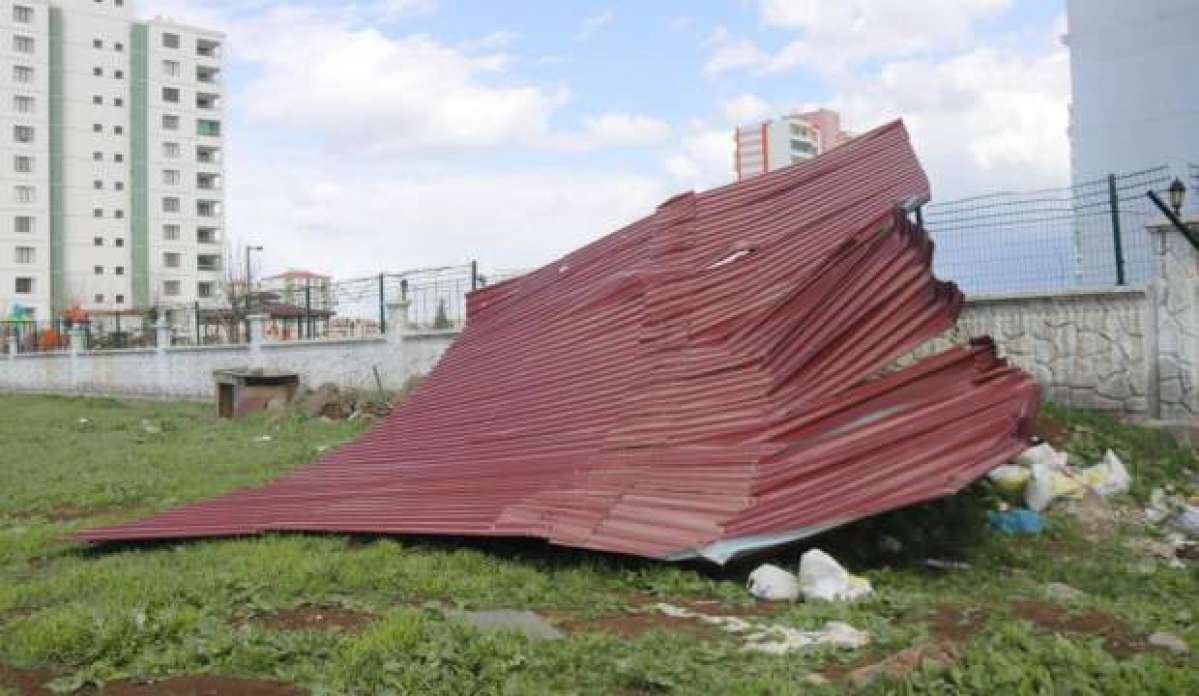 Şiddetli rüzgar 1 tonluk çatıyı 200 metre uçurdu