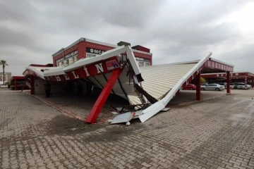 Şiddetli yağış galerilerin çatılarını çökertti, araçlar zarar gördü