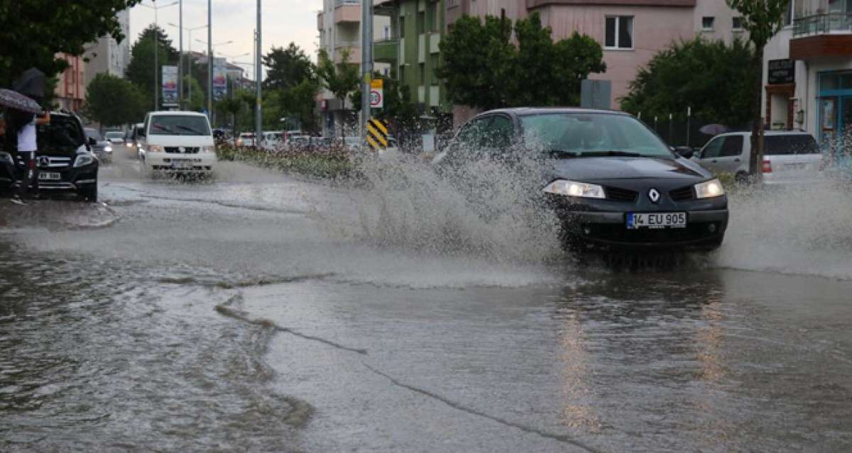 Şiddetli yağmur caddeleri suyla doldurdu