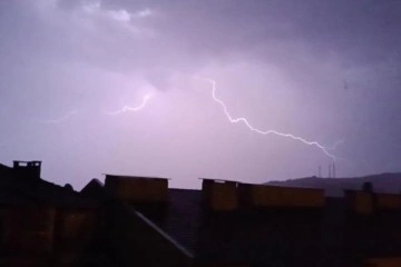 Şiddetli yağmur öncesi gökyüzü böyle aydınlandı