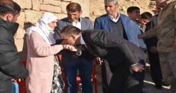 Siirt Valisi Hacıbektaşoğlu, Tütenocak köyünde şehit ailesi ile bir araya geldi