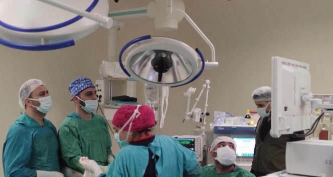 Siirt'te 5 yaşındaki hastaya laparoskopik nefrektomi ameliyatı yapıldı