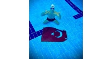 Siirt’te bedensel ve işitme engelli sporcular havuzun dibinde Türk bayrağı açtı