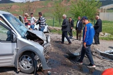 Siirt&rsquo;te iki ara&ccedil; &ccedil;arpıştı: 8 yaralı