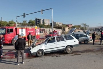 Siirt'te iki otomobil çarpıştı: 3 yaralı