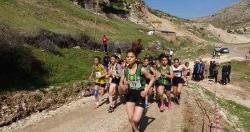 Siirt’te ilk defa yapılan Dağ Koşuları Şampiyonası’nda atletler, milli takım seçmeleri için yarıştı