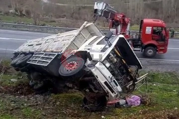 Siirt&rsquo;te kamyon devrildi: 1 yaralı