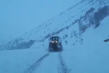 Siirt'te kar yolları kapattı, ekipler seferber oldu