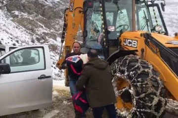 Siirt’te karla kaplı yollarda ekipler, 8 aylık bebek için seferber oldu