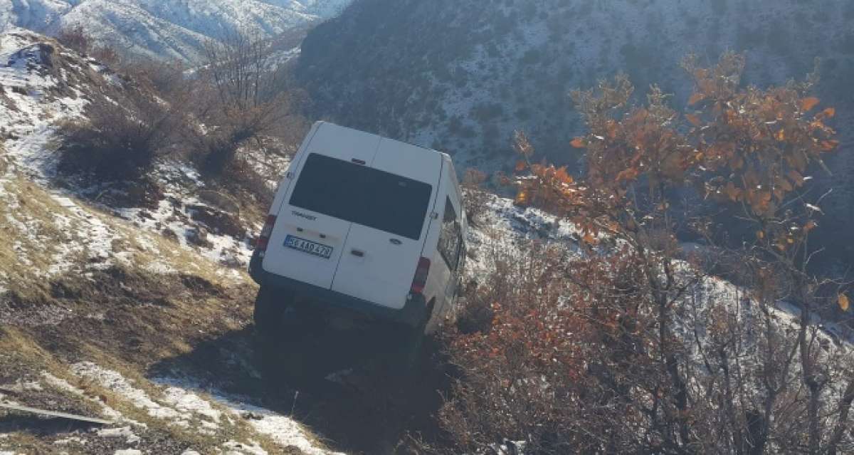 Siirt'te minibüs şarampole yuvarlandı: 11 yaralı