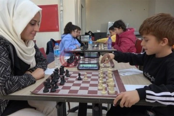 Siirt’te satranç turnuvasında anne oğluna rakip oldu
