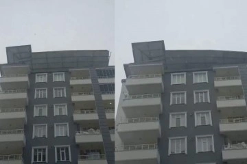 Siirt’te şiddetli rüzgar bir binanın çatısını uçurdu