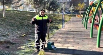 Siirt’te temizlik işçisi, cadde ve sokakları şarkı söyleyerek temizliyor