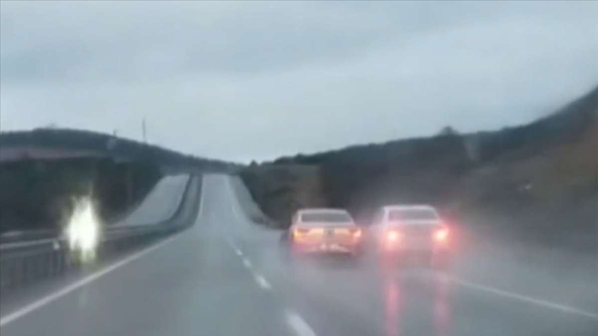 Şile yolunda araçlarını birbirlerine çarptırarak ilerleyen iki sürücü gözaltına alındı