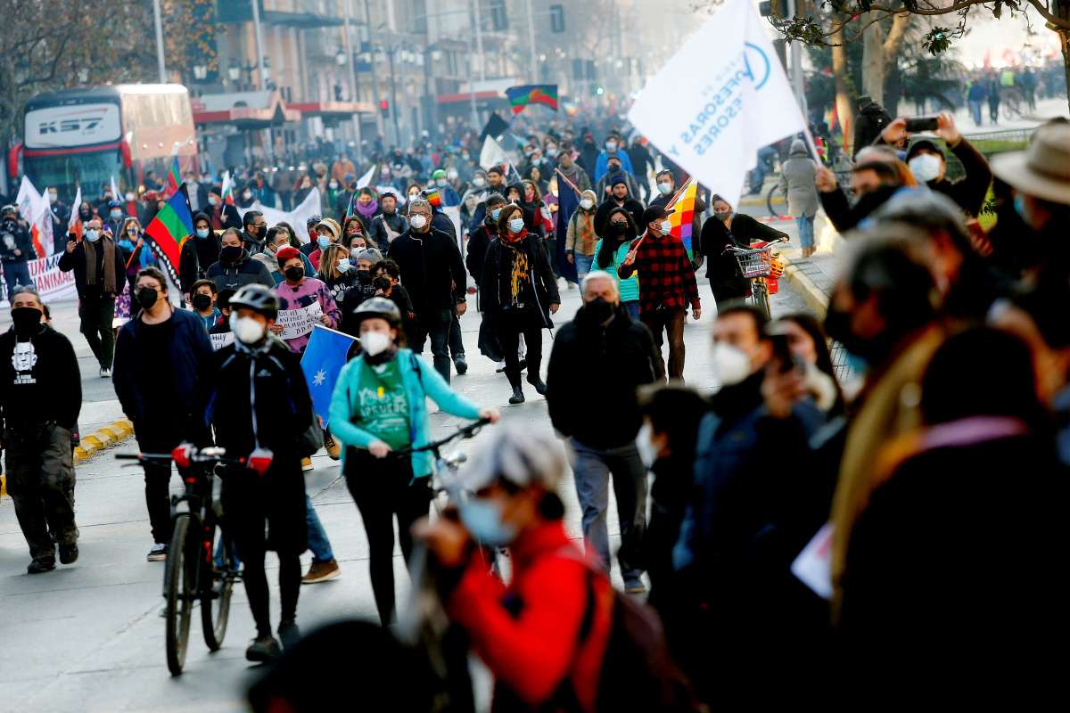 Şili'de yeni anayasa çalışmalarının ilk oturumunda protestolar patlak verdi