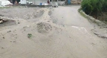 Silvan’da fırtına ve sağanak yağış etkili oluyor
