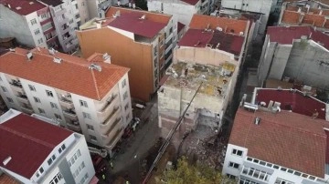 Sinop'ta duvarlarında çatlaklar oluşan apartman kontrollü yıkıldı