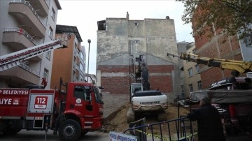 Sinop'ta duvarlarında geniş çatlaklar oluşan apartmandaki eşyalar kontrollü olarak boşaltılıyor
