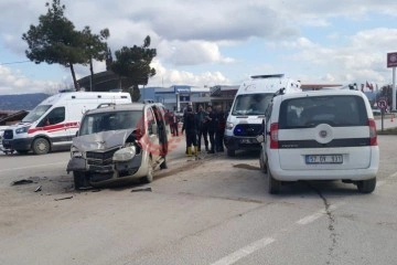 Sinop’ta iki hafif ticari araç çarpıştı: 10 yaralı