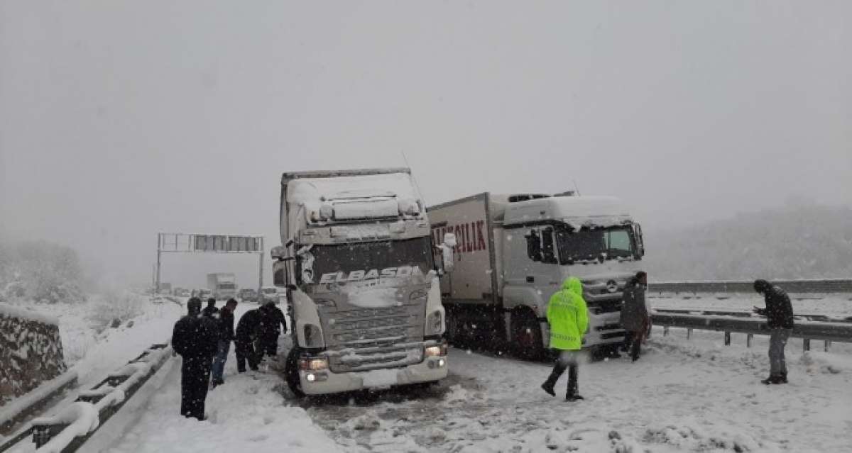 Sinop'ta kar esareti: 228 köy yolu kapandı, yollarda kilometrelerce kuyruk oluştu