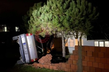Sinop’ta kontrolünü kaybeden otomobil bahçe duvarına çarptı: 3 yaralı