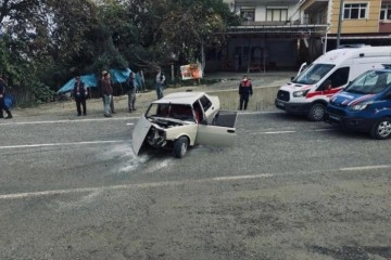 Sinop'ta otomobil, iş makinesine çarptı: 6 yaralı