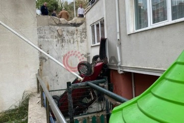 Sinop’ta otomobilin apartman boşluğuna düşme anı kamerada