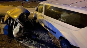 Sinop’ta trafik kazasında otomobil ikiye ayrıldı: 2 ölü, 2 yaralı